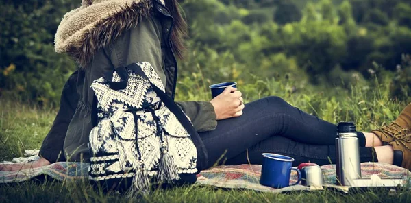 Donna che beve caffè all'aperto — Foto Stock