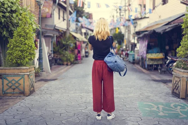 Kvinna resenären att utforska staden — Stockfoto