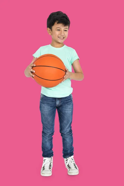 Niño sosteniendo pelota de baloncesto — Foto de Stock