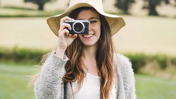 Frau mit Fotokamera — Stockfoto