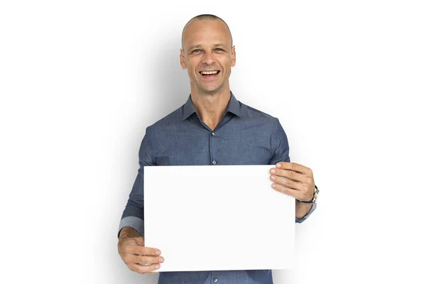 Hombre sosteniendo papel blanco en blanco — Foto de Stock