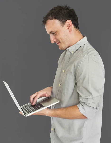 Mann benutzt Laptop im Studio — Stockfoto