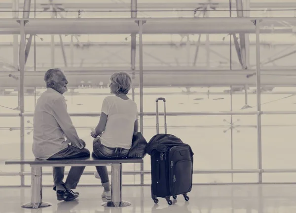 Turisták idősebb pár airport — Stock Fotó