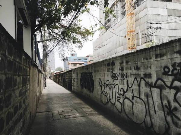 Calle vacía y edificios — Foto de Stock