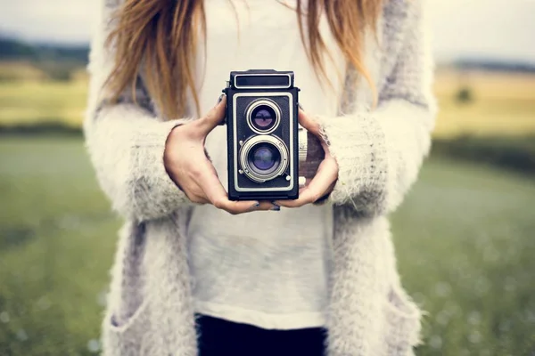 Frau mit Fotokamera — Stockfoto
