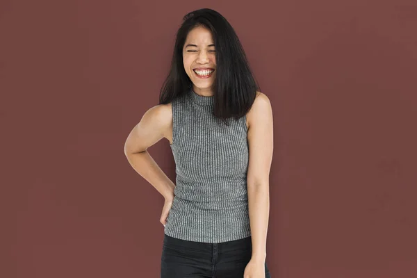 Bedårande asiatisk kvinna ler — Stockfoto