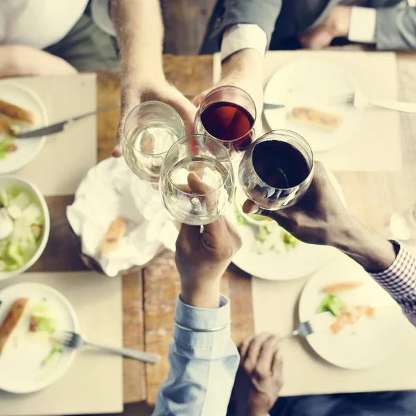 Pessoas Jantar e beber álcool — Fotografia de Stock