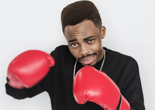 Hombre africano en guantes de boxeador — Foto de Stock