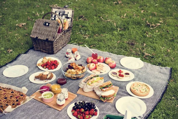 Ízletes étel a szabadban pikniken — Stock Fotó