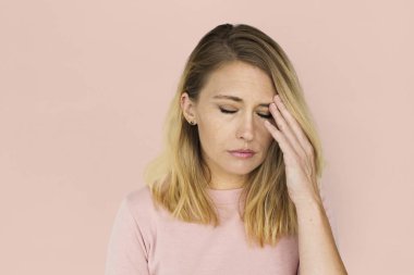  baş ağrısı beyaz kadınla