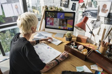  Moda Tasarımcısı Showroom çalışma