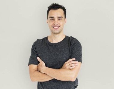 Adam gülen çapraz kolları olan