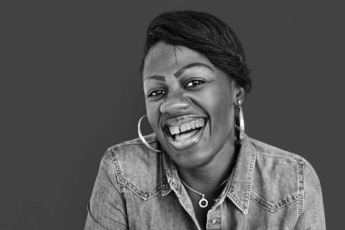 Afrikalı kadın gülüyor