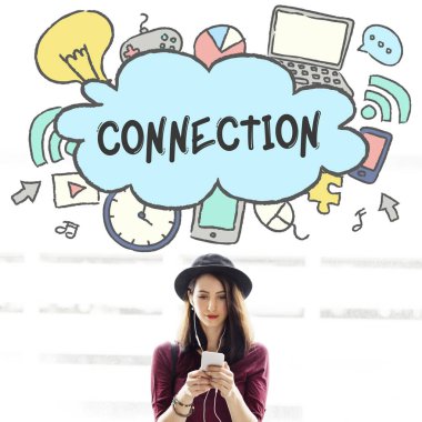 Akıllı telefon kullanan genç bir kadın.