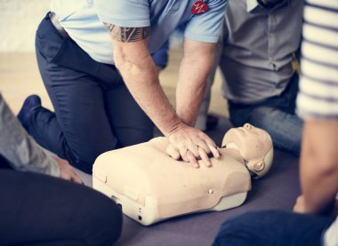CPR ilk yardım eğitimi öğrenme insanlar 