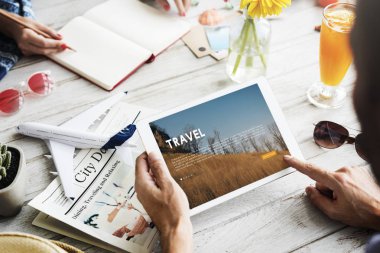 Dijital tablet kullanan adam