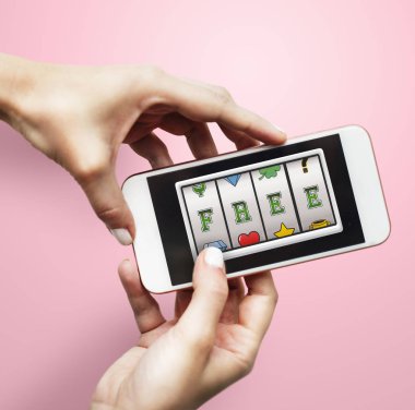 Cep telefonu ellerinde.