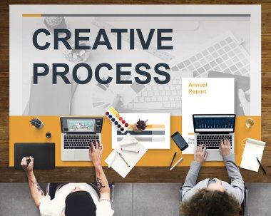 dizüstü bilgisayarlarda çalışan insanlar