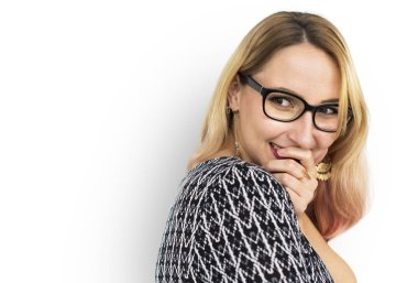 stüdyoda gülümseyen kadın