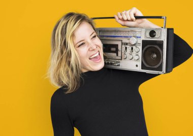 Boombox tutan kadın