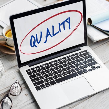 çalışma alanı tablo açılan laptop