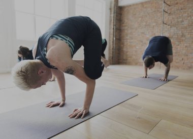 Denge Yoga yapan insanlar poz