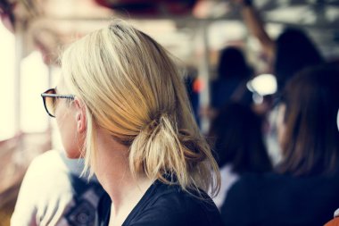 güneş gözlüğü takan kadın