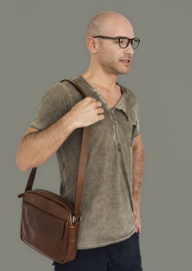 Omzunda kahverengi çanta tutan adam 