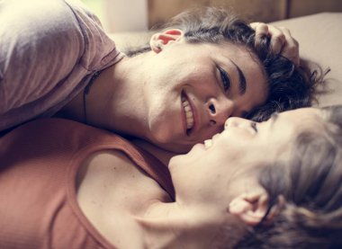 Lezbiyen çift birlikte vakit geçiriyor.