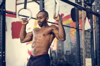 Spor salonunda egzersiz yapan adam.