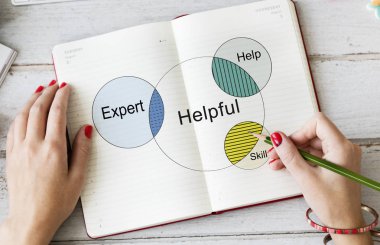 Günlüğe notlar yazan kadın