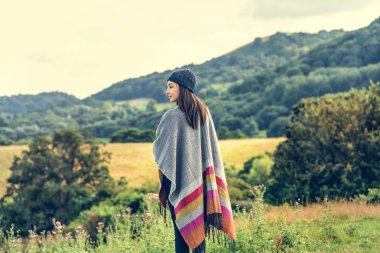 Gülümseyen genç kadın 