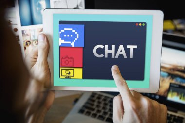 Dijital tablet kullanan adam