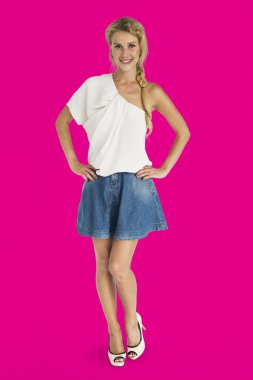 kadın stüdyoda poz