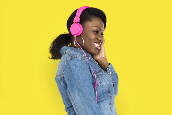 Afrykańskie kobiety słuchania muzyki w słuchawkach — Zdjęcie stockowe