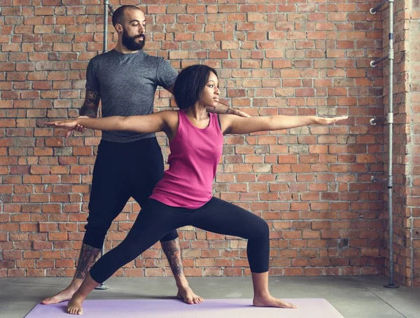 Allenatore di yoga e donna sportiva africana — Foto Stock