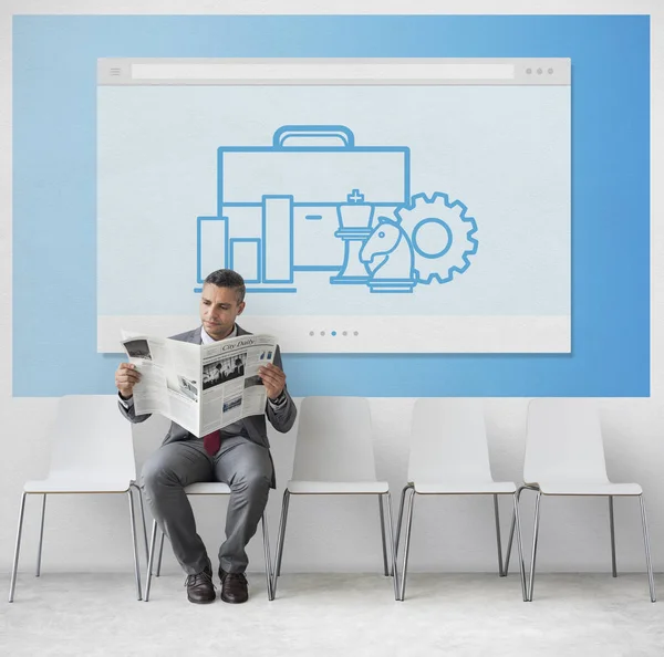 Empresario leyendo periódico — Foto de Stock