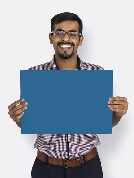 Hombre indio sosteniendo papel en blanco — Foto de Stock