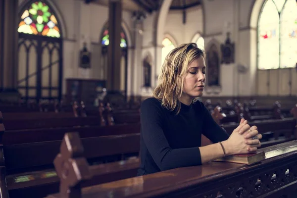 Mujer entrometiéndose en la Iglesia — Foto de Stock