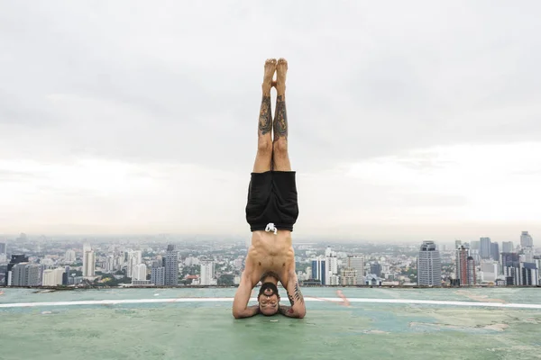 Man utövar yoga — Stockfoto