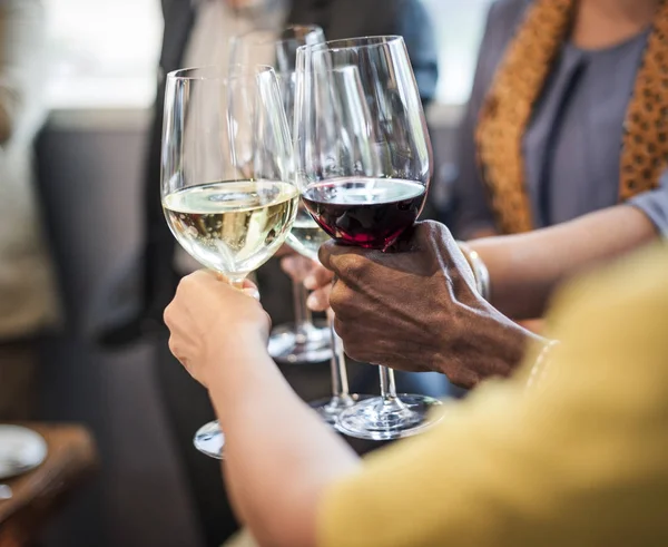 Menschen, die Alkohol trinken — Stockfoto