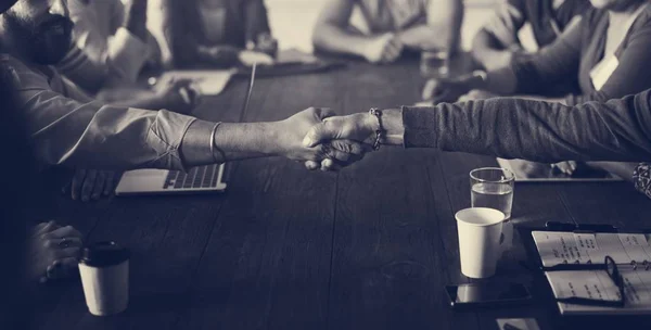 Mensen tijdens de bijeenkomst in Office — Stockfoto