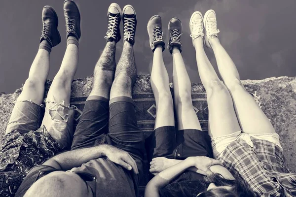 Przyjaciółmi siedząc nad jeziorem — Zdjęcie stockowe