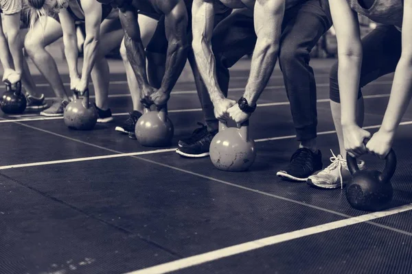 Menschen, die im Fitnessstudio trainieren — Stockfoto