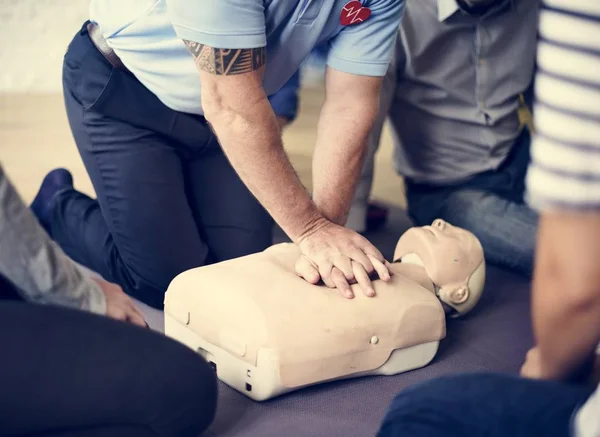 Personas que aprenden RCP Capacitación en primeros auxilios — Foto de Stock