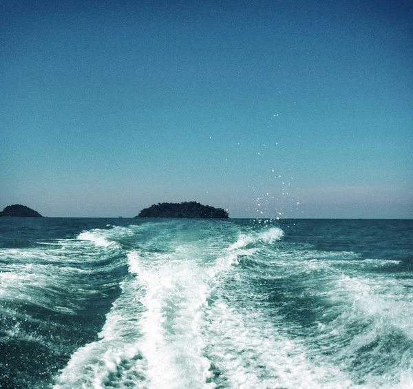 คลื่นมหาสมุทรและเกาะ — ภาพถ่ายสต็อก