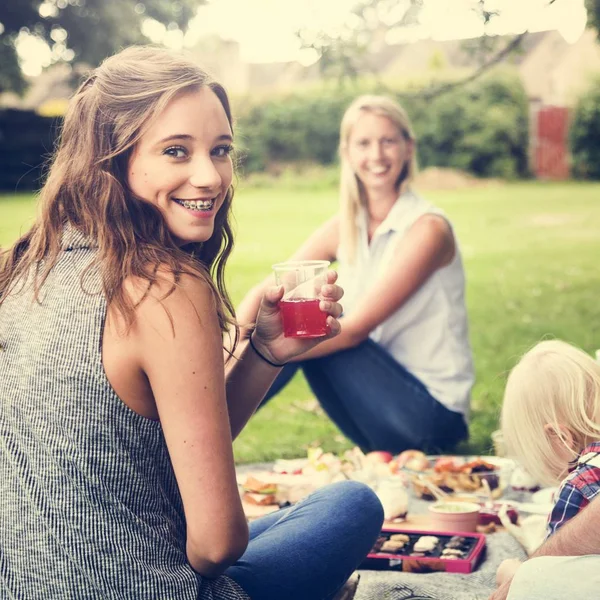 Familia disfrutando de picnic al aire libre —  Fotos de Stock