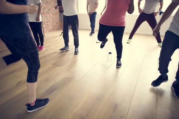 Exercício de pessoas em classe — Fotografia de Stock