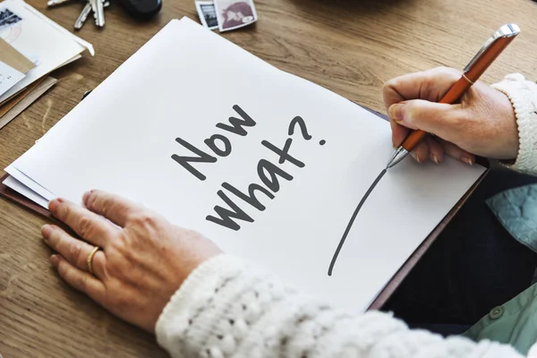 Vrouw schrijven op papier — Stockfoto