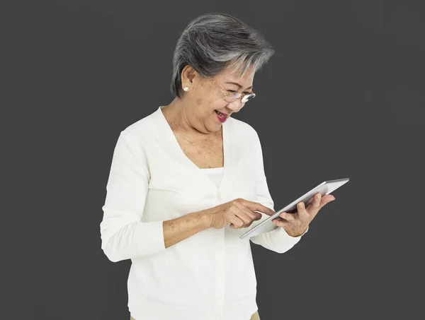 Mujer usando tableta digital —  Fotos de Stock